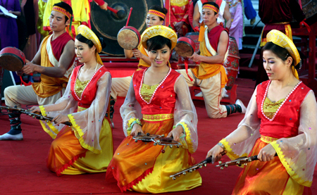 Dòng người chen chân khai hội ngôi chùa lớn nhất Việt Nam