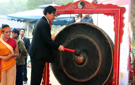 Dòng người chen chân khai hội ngôi chùa lớn nhất Việt Nam