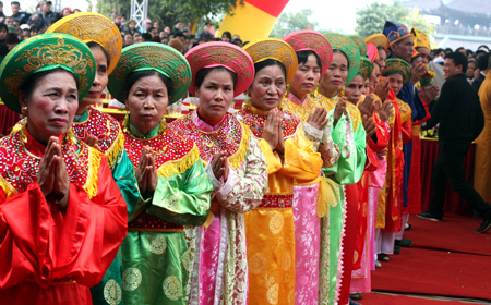 Dòng người chen chân khai hội ngôi chùa lớn nhất Việt Nam