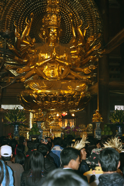 Dòng người chen chân khai hội ngôi chùa lớn nhất Việt Nam