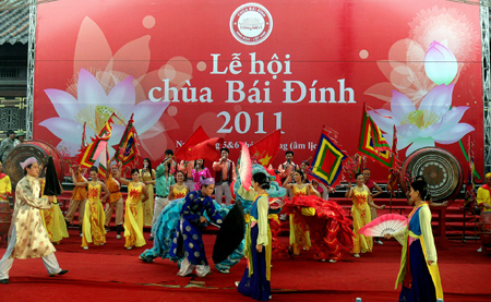 Dòng người chen chân khai hội ngôi chùa lớn nhất Việt Nam