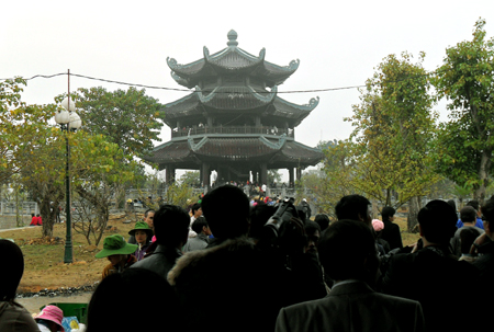 Dòng người chen chân khai hội ngôi chùa lớn nhất Việt Nam