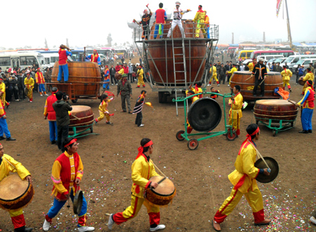 Dòng người chen chân khai hội ngôi chùa lớn nhất Việt Nam