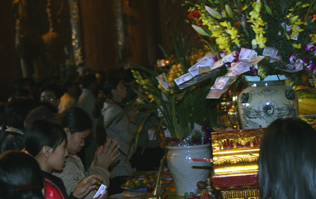 Dòng người chen chân khai hội ngôi chùa lớn nhất Việt Nam