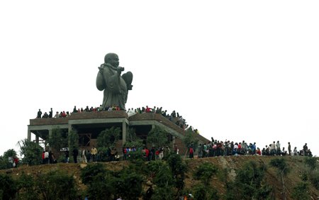 Dòng người chen chân khai hội ngôi chùa lớn nhất Việt Nam