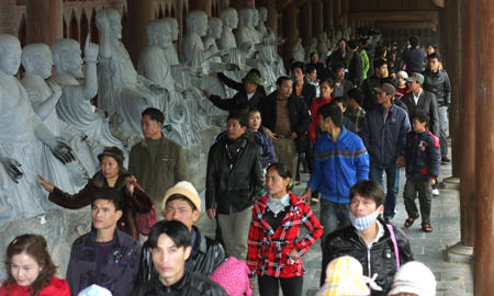 Dòng người chen chân khai hội ngôi chùa lớn nhất Việt Nam