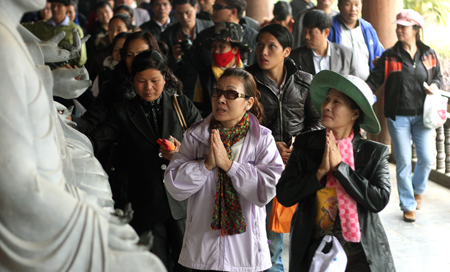 Dòng người chen chân khai hội ngôi chùa lớn nhất Việt Nam