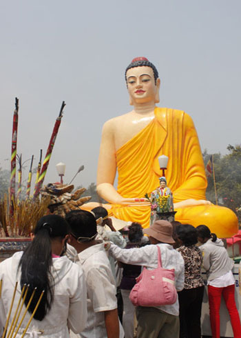Đổ xô lễ chùa cầu duyên