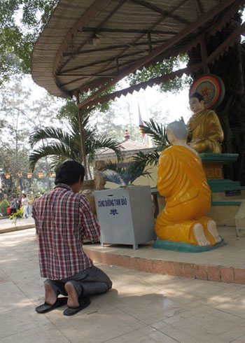 Đổ xô lễ chùa cầu duyên