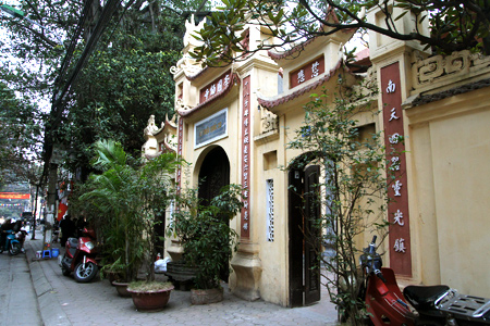 Chùa trong phố cổ