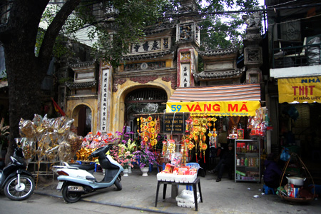 Chùa trong phố cổ