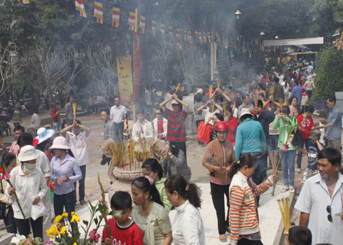 Đổ xô lễ chùa cầu duyên