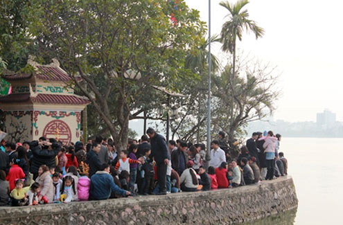 Đền, chùa đông nghịt khách đi lễ đầu năm