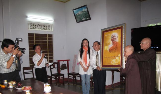 Đoàn làm Phim “Cuộc đời và đạo nghiệp của Trưởng lão Thích Minh Châu” đến Huế
