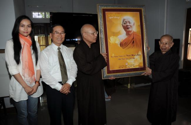 Đoàn làm Phim “Cuộc đời và đạo nghiệp của Trưởng lão Thích Minh Châu” đến Huế