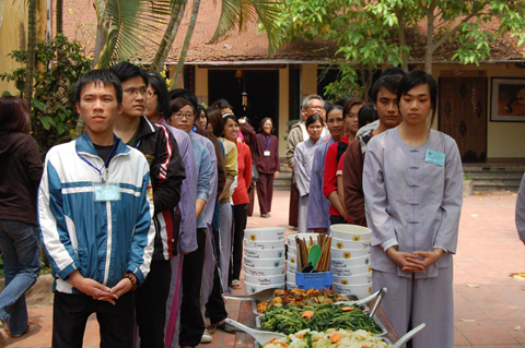 Teen kéo nhau lên chùa tập tu dịp giỗ Tổ