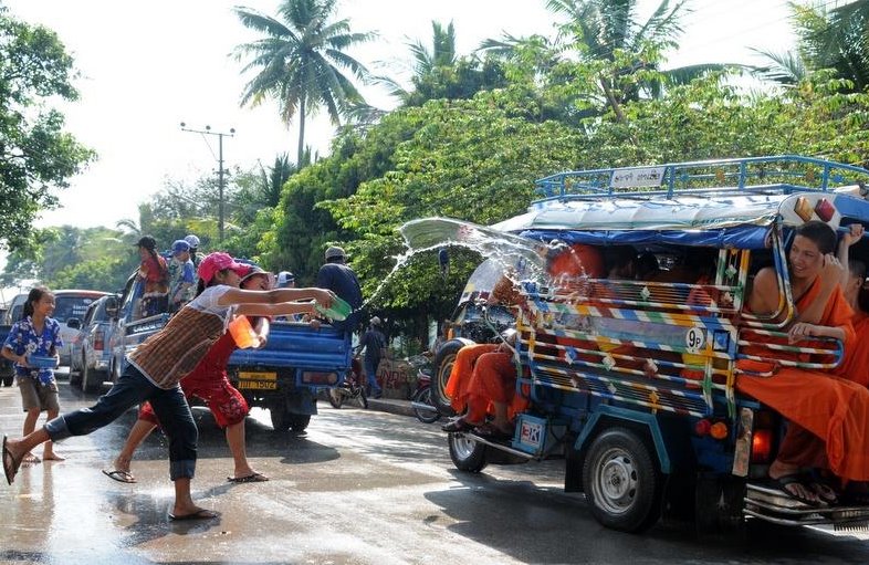 Đến đất nước Triệu Voi xem lễ té nước