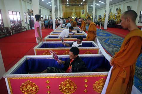 Cận cảnh chết đi sống lại trong quan tài