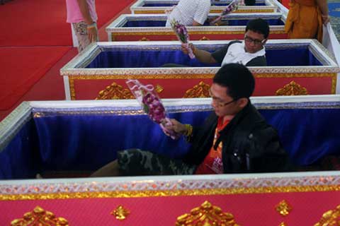 Cận cảnh chết đi sống lại trong quan tài