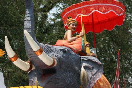 Lễ rước Phật ở thành Luang