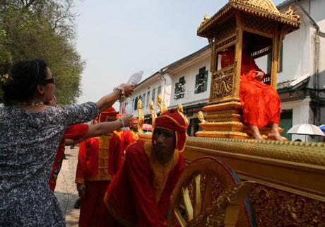 Lễ rước Phật ở thành Luang