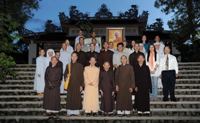 Đoàn làm Phim “Cuộc đời và đạo nghiệp của Trưởng lão Thích Minh Châu” đến Huế