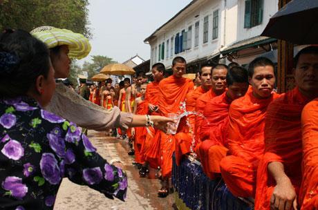 Lễ rước Phật ở thành Luang