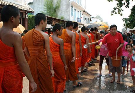 Lễ rước Phật ở thành Luang
