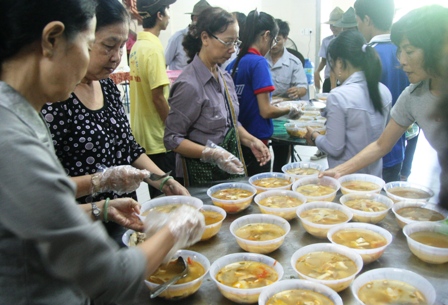 Huế: Ni cô, phật tử mướt mồ hôi phục vụ cơm chay miễn phí cho sĩ tử