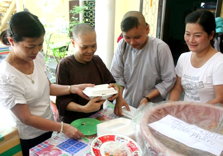 Huế: Ni cô, phật tử mướt mồ hôi phục vụ cơm chay miễn phí cho sĩ tử