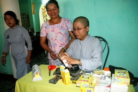Huế: Ni cô, phật tử mướt mồ hôi phục vụ cơm chay miễn phí cho sĩ tử