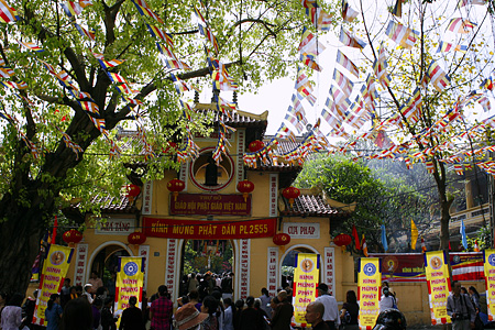 Tháng Tư - mùa Phật đản