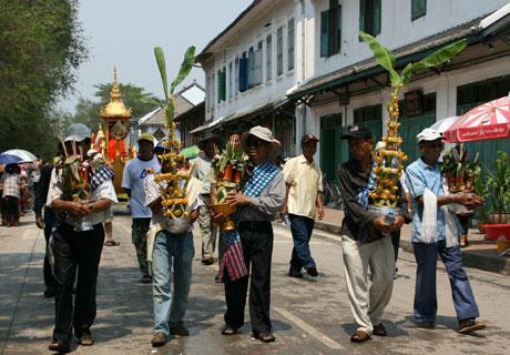Lễ rước Phật ở thành Luang