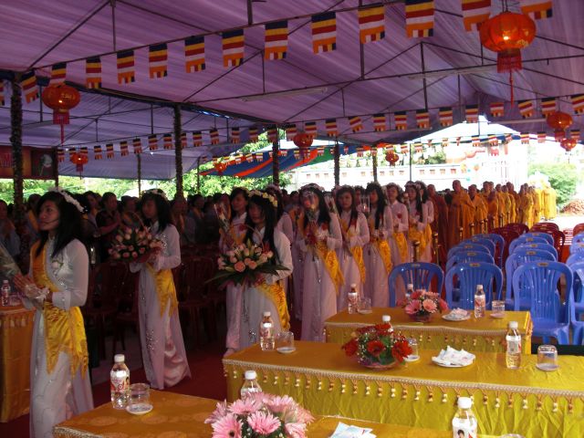 Quảng Ninh: 1000 Tăng Ni và Phật tử dự lễ Vu Lan và dâng Pháp Y tại chùa Xuân Lan