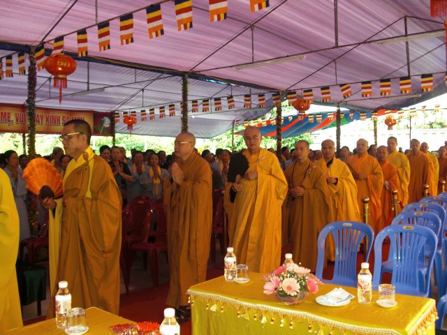 Quảng Ninh: 1000 Tăng Ni và Phật tử dự lễ Vu Lan và dâng Pháp Y tại chùa Xuân Lan