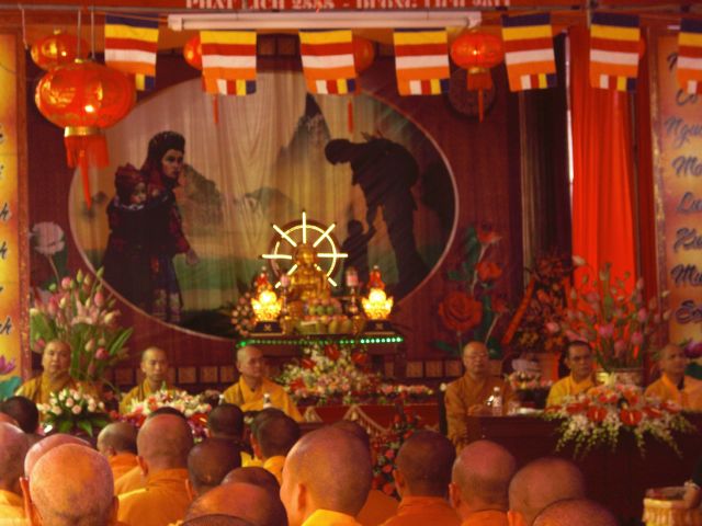 Quảng Ninh: 1000 Tăng Ni và Phật tử dự lễ Vu Lan và dâng Pháp Y tại chùa Xuân Lan