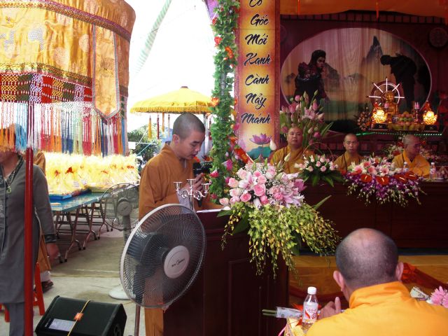 Quảng Ninh: 1000 Tăng Ni và Phật tử dự lễ Vu Lan và dâng Pháp Y tại chùa Xuân Lan