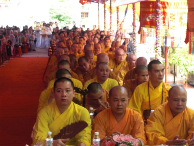 Quảng Ninh: 1000 Tăng Ni và Phật tử dự lễ Vu Lan và dâng Pháp Y tại chùa Xuân Lan