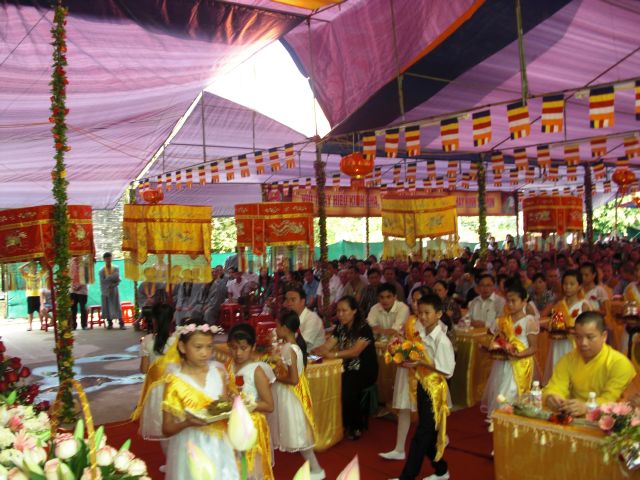 Quảng Ninh: 1000 Tăng Ni và Phật tử dự lễ Vu Lan và dâng Pháp Y tại chùa Xuân Lan