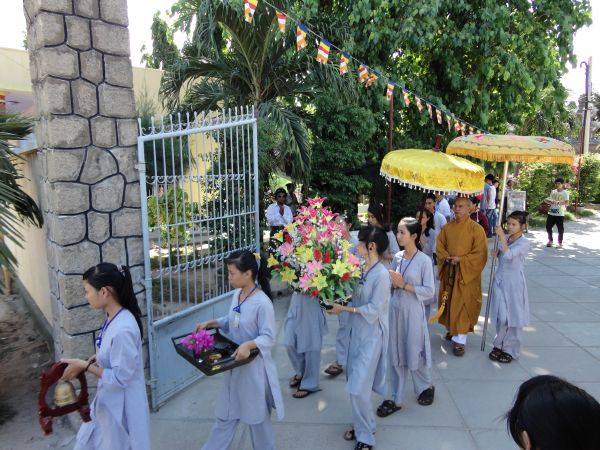 Khóa Tu Mùa Hè tại Bình Định Ngày Đầu Với Hội Cắm Hoa Dâng Phật