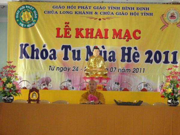 Khóa Tu Mùa Hè tại Bình Định Ngày Đầu Với Hội Cắm Hoa Dâng Phật