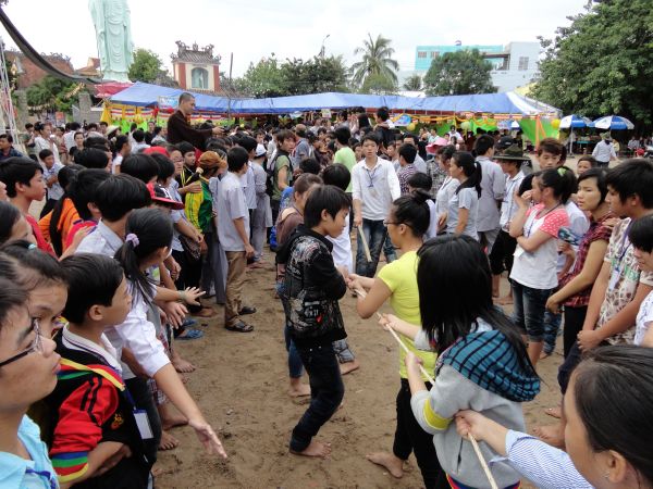 Vui Nhộn Các Trò Chơi Dân Gian Tại Khóa Tu Mùa Hè Bình Định