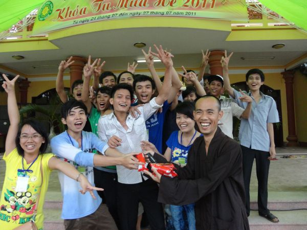 Vui Nhộn Các Trò Chơi Dân Gian Tại Khóa Tu Mùa Hè Bình Định