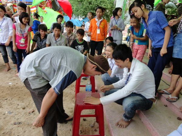 Vui Nhộn Các Trò Chơi Dân Gian Tại Khóa Tu Mùa Hè Bình Định