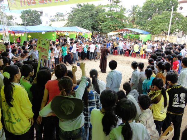 Vui Nhộn Các Trò Chơi Dân Gian Tại Khóa Tu Mùa Hè Bình Định