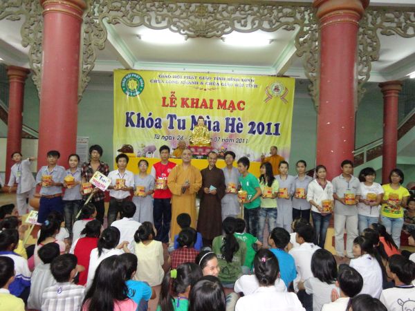 Vui Nhộn Các Trò Chơi Dân Gian Tại Khóa Tu Mùa Hè Bình Định