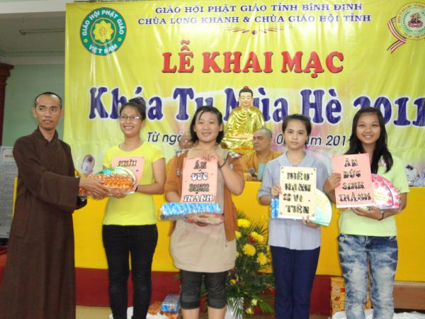 Vui Nhộn Các Trò Chơi Dân Gian Tại Khóa Tu Mùa Hè Bình Định
