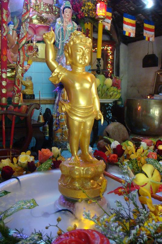 Bình Thuận: Lễ Tắm Phật được cử hành nghiêm trang tại Chùa Long Sơn – Phan Thiết