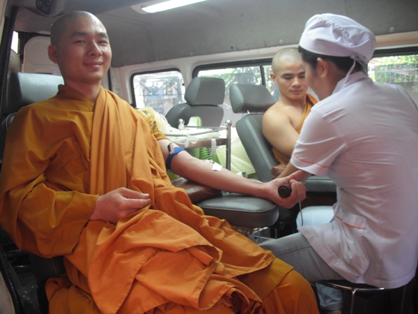 TP.HCM: Chư Tăng Trường hạ Tịnh xá Trung Tâm hiến máu cứu người