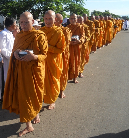 Bình Thuận: Giáo đoàn III Khất sĩ tổ chức trì bình khất thực